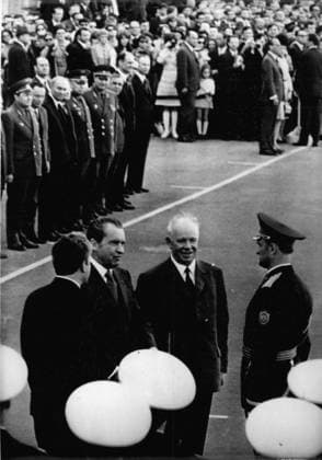 Russland Sowjetunion 25. Mai 1972 – Präsident Richard Nixon begann seinen offiziellen Besuch in der Sowjetunion, während dessen er mehrere Treffen mit der sowjetischen Führung abhielt. Das Bild zeigt Präsident Nixon bei seiner Ankunft am Moskauer Flughafen, wo er von Herrn Podgorny begrüßt wurde, während er an einem Militärkommando vorbeigeht, das ihm Ehrenbezeugungen erteilt. *** Russia Soviet Union 25 May 1972 – President Richard Nixon began its official Visit in the Soviet Union, during whose he several Meeting with the Soviet guided tour abhielt the Picture shows President Nixon at its Arrival on Moscow Airport, where he from Mr Podgorny welcomes was, during he to a military command passes by, the him Ehrenbezeugungen issued  Copyright: xUnitedxArchivesx xkpaxKeystonex 19720525_baf_k09_001