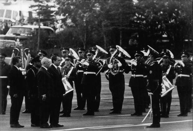 Russland Sowjetunion 25. Mai 1972 – Richard Nixon & Podgorny Pass Military Band, Moskauer Flughafen *** Russia Soviet Union 25 May 1972 – Richard Nixon Podgorny Passport Military Band, Moscow Airport  Copyright: xUnitedxArchivesx xkpaxKeystonex 19720525_baf_k09_002