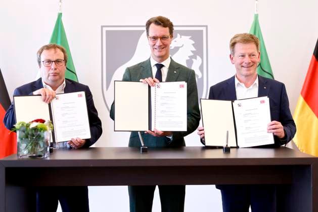 NRW-Verkehrsminister Oliver Krischer (Grüne), NRW-Ministerpräsident Hendrik Wüst (CDU) und Bahn-Chef Richard Lutz, Vorstandsvorsitzender der Deutsche Bahn AG, bei der Unterzeichnung der Kooperationsvereinbarung zwischen Landesregierung und Deutscher Bahn in der Staatskanzlei. Das Land NRW und die Deutsche Bahn planen, für eine nachhaltige Verbesserung der Eisenbahninfrastruktur weiter zusammen zu arbeiten. Düsseldorf, 15.07.2025 NRW Deutschland *** NRW Transport Minister Oliver Krischer Greens , NRW Minister President Hendrik Wüst CDU and Deutsche Bahn AG CEO Richard Lutz at the signing of the cooperation agreement between the state government and Deutsche Bahn in the State Chancellery The state of NRW and Deutsche Bahn plan to continu Copyright: xChristophxHardtx