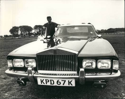 Auto Autoteile Motoren Reifen Transport Fahrzeuge 10. Oktober 1972 – Der ungewöhnliche Rolls-Royce – angetrieben vom Spitfire-Flugzeugmotor: John Dodd aus Epsom, Surrey, der eine Werkstatt für die Reparatur von Automatikgetrieben betreibt, besitzt den ungewöhnlichsten Rolls-Royce der Welt. Er wird von einem 27-Liter-V12-Merlin-Flugzeugmotor mit sechs Vergasern und 700 PS angetrieben, der auch die berühmte Spitfire des Zweiten Weltkriegs antrieb. Das Auto ist ein Zweisitzer, hat einen 45-Gallonen-Kraftstofftank und erreicht eine Höchstgeschwindigkeit von 200 Meilen pro Stunde. Das Foto zeigt John Dodd mit seinem ungewöhnlichsten Rolls-Royce. *** Car Car parts Motors Tyres Transport Vehicles 10 October 1972 – the unusual Rolls R  Copyright: xUnitedxArchivesx xkpaxKeystonex 19721010_baf_k09_094
