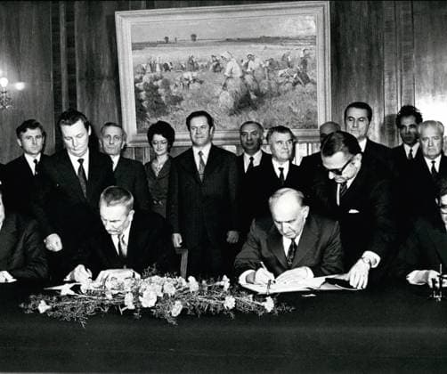 Deutschland Litauen Polen 11. November 1972 – Polnische Partei- und Regierungsdelegation in Sofia: Dokumente wurden von der polnischen und bulgarischen Delegation unterzeichnet. Von links nach rechts: Piotr Jaroszevic, polnischer Premierminister, Edward Gierek, Erster Sekretär des ZK der PUWP, Todor Zhivkov, Erster Sekretär des ZK der BKP und Vorsitzender des Staatsrates Bulgariens, Stanko Todorov, bulgarischer Premierminister. *** Germany Lithuania Poland 11 November 1972 – Polish Party and Government delegation in Sofia Documents were from the Polish and Bulgarian Delegation signed from left to right Piotr Jaroszevic, Polish Prime Minister, Edward Gierek, first Secretary of CC the PUWP, Todor Zhivkov, first Secretary of CC th  Copyright: xUnitedxArchivesx xkpaxKeystonex 19721111_baf_k09_112