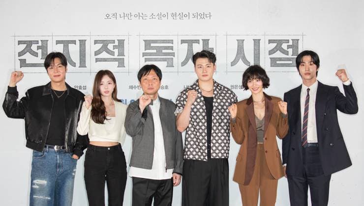Lee Min-Ho, Chae Soo-Bin, Kim Byung-Woo, Shin Seung-Ho, Nana and Ahn Hyo-Seop, July 15, 2025 : (L-R) Cast members Lee Min-Ho, Chae Soo-Bin, director Kim Byung-Woo, Shin Seung-Ho, Nana and Ahn Hyo-Seop during a press conference after a press preview of movie Omniscient Reader: The Prophet in Seoul, South Korea. The action fantasy film was adapted from a hit web novel Omniscient Reader s Viewpoint which first launched in 2018 and later spawned a comic. The movie will be released in Korea on July 23.  aflo_297807385