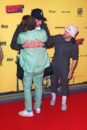Marc Hosemann, Oliver Rihs (Regisseur), Tobias Jundt aka Bonaparte bei der SchwarzeSchafe Premiere im Kino in der Kulturbrauerei in Berlin am 15.07.2025