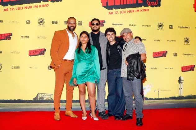 Amer El-Erwadi, Norah Estelle Martha Malachowski, Yasin El Harrouk, Adrian Kourosh und Gast bei der Premiere des Kinofilms SchwarzeSchafe im Kino in der KulturBrauerei. Berlin, 15.07.2025