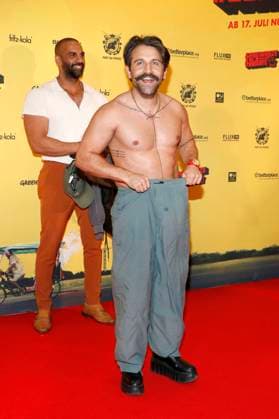 Arman Kashani bei der Premiere des Kinofilms Schwarze Schafe im Kino in der KulturBrauerei. Berlin, 15.07.2025 *** Arman Kashani at the premiere of the feature film Schwarze Schafe at the KulturBrauerei cinema in Berlin, 15 07 2025 Foto:xA.xBuggex xFuturexImagex schafe_5739