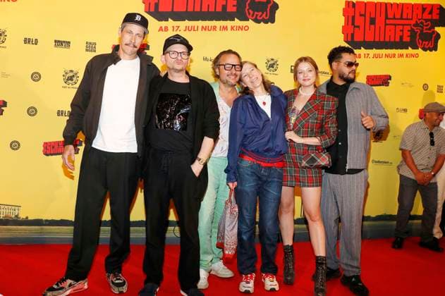 Marc Hosemann, Milan Peschel, Oliver Rihs, Jule Böwe, Jella Haase und Yasin El Harrouk bei der Premiere des Kinofilms Schwarze Schafe im Kino in der KulturBrauerei. Berlin, 15.07.2025