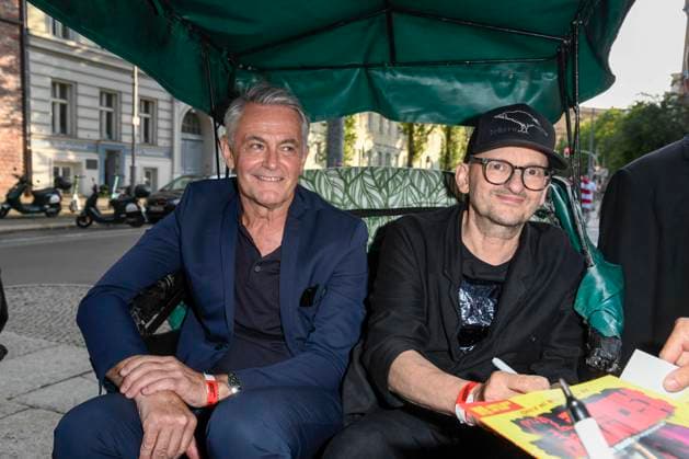 abb Robert Lohr und Milan Peschel Schauspieler sitzen in der Fahrradrikscha zu Gast bei der Premiere des Films SchwarzeSchafe im Kino in der Kultur Brauerei am15.Juli 2025 in Berlin Berlin Deutschland