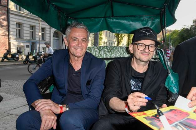 abb Robert Lohr und Milan Peschel Schauspieler sitzen in der Fahrradrikscha zu Gast bei der Premiere des Films SchwarzeSchafe im Kino in der Kultur Brauerei am15.Juli 2025 in Berlin Berlin Deutschland