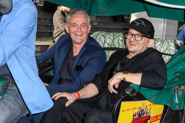 abb Robert Lohr und Milan Peschel Schauspieler sitzen in der Fahrradrikscha zu Gast bei der Premiere des Films SchwarzeSchafe im Kino in der Kultur Brauerei am15.Juli 2025 in Berlin Berlin Deutschland