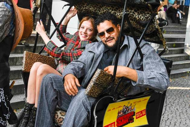 abb Jella Haase und Yasin Harrouk Schauspieler sitzen in der Fahrradrikscha zu Gast bei der Premiere des Films SchwarzeSchafe im Kino in der Kultur Brauerei am15.Juli 2025 in Berlin Berlin Deutschland