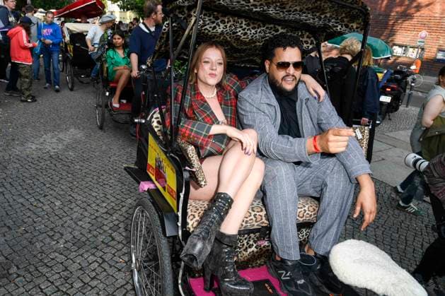 abb Jella Haase und Yasin Harrouk Schauspieler sitzen in der Fahrradrikscha zu Gast bei der Premiere des Films SchwarzeSchafe im Kino in der Kultur Brauerei am15.Juli 2025 in Berlin Berlin Deutschland