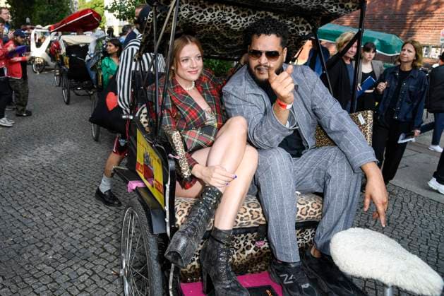 abb Jella Haase und Yasin Harrouk Schauspieler sitzen in der Fahrradrikscha zu Gast bei der Premiere des Films SchwarzeSchafe im Kino in der Kultur Brauerei am15.Juli 2025 in Berlin Berlin Deutschland