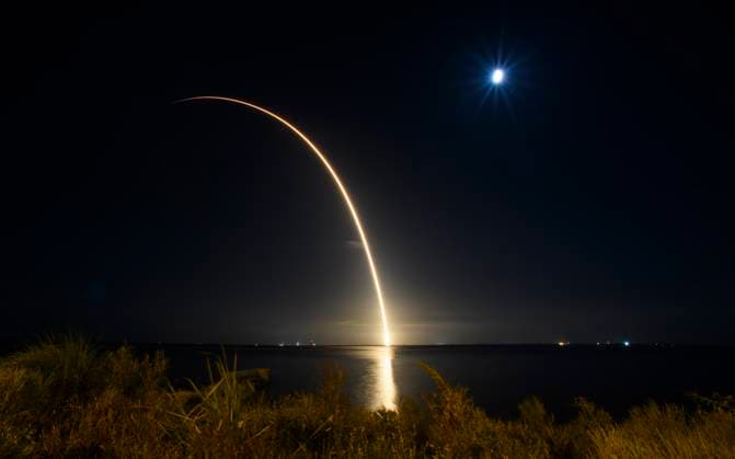 News Bilder des Tages July 16, 2025, Cape Canaveral, Florida, USA: A SpaceX Falcon 9 rocket carrying 24 Project Kuiper satellites for Jeff BezosÃ¢â‚¬â ¢ company Amazon lifts off from Space Launch Complex-40 at Cape Canaveral Space Force Station, Florida, at 2:18 a.m. EDT on July 16, 2025. The mission, dubbed Kuiper Falcon 1, or KF-01, is the first batch that will fly on Falcon 9. The Federal Communications Commission (FCC) mandates Amazon to have at least half of its planned 3,236-satellite constellation in operation by July 30, 2026. If they fail, the FCC could limit the number of satellites they re allowed to deploy further. Cape Canaveral USA - ZUMAb268 20250716_znp_b268_001 Copyright: xJenniferxBriggsx