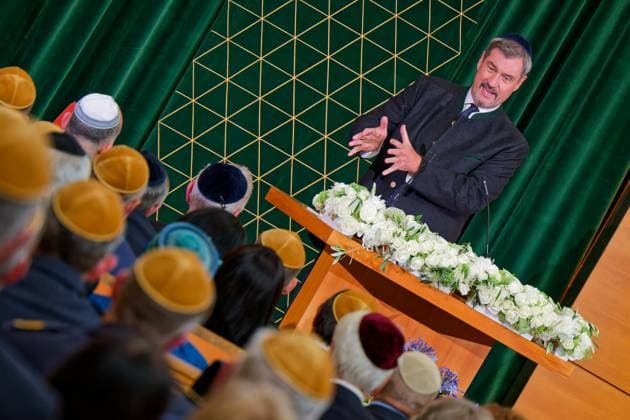 Feier der Israelitischen Kultusgemeinde München und Oberbayern in der Hauptsynagoge Ohel Jakob . Festakt anlässlich des 80. Jahrestages der Wiedergründung der Israelitischen Kultusgemeinde München und Oberbayern sowie der 40-jährigen Präsidentschaft von Dr.h.c.mult. Charlotte Knobloch. Dr.Markus Söder , der bayerische Ministerpräsident , bei seinem Grußwort. München Bayern Deutschland *** Celebration of the Jewish Community of Munich and Upper Bavaria in the main synagogue Ohel Jakob Ceremony on the occasion of the 80th anniversary of the re-founding of the Jewish Community of Munich and Upper Bavaria and the 40th anniversary of the presidency of Dr h c mult Charlotte Knobloch Dr Markus Söder , the Bavarian Minister President , during hi Copyright: xRolfxPossx