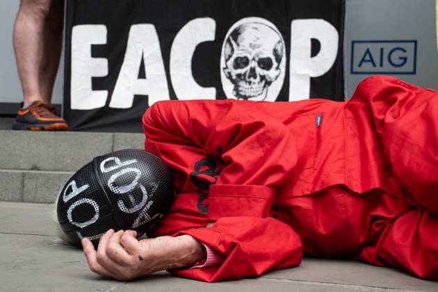 News Bilder des Tages Climate activists rally outside AIG against EACOP London, UK, 16th July 2025 - Climate Activists rally outside the London Headquatres of AIG, an insurance firm, demanding they stop Insuring EACOP, the East African Crude Oil Pipeline. This demonstration included a die in performed by activists dressed in red., Credit:Will Colebourne Avalon  Copyright: xWillxColebournex xAvalonx 1022521778