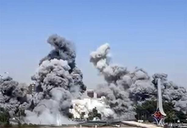 News Bilder des Tages Israeli airstrike hits Presidential Palace in Syrian capital Damascus DAMASCUS, SYRIA - JULY 16: Smoke rises from the Syrian army’s General Staff Complex after Israeli warplanes carried out multiple airstrikes in Damascus, Syria on July 16, 2025. The building was targeted three times throughout the day, with visible flames and heavy smoke following the attacks. At least two people were injured in the Israeli airstrike. Esref Musa Anadolu Damascus Syria. Editorial use only. Please get in touch for any other usage.  Copyright: x2025xAnadoluxEsrefxMusax