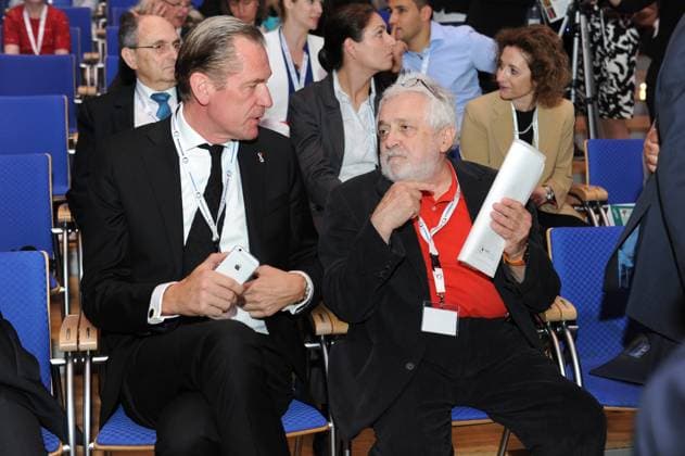 4. Deutscher Israel Kongress 19.06.2016 Frankfurt Congress Center Messe - 4. Deutscher Israel Kongress. Verleihung des Arno Lustiger Ehrenpreises an Dr. Mathias Döpfner. Im Bild (l-r): Henryk M. Broder (Laudator), Dr. Mathias Döpfner (Vorstandsvorsitzender der Axel Springer SE) bei der Preisverleihung Frankfurt Frankfurt Hessen Germany *** 4 German Israel Congress 19 06 2016 Frankfurt Congress Center Exhibition 4 German Israel Congress award Ceremony of Arno funnier Prize of honor to Dr Mathias Döpfner at Picture l r Henryk M Broder Laudator , Dr Mathias Döpfner Chairman of the Board the Axel Springer SE at the Award ceremony Frankfurt Frankfurt Hesse Germany