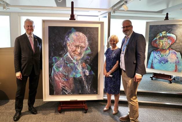 World’s first ultra-realistic robot paints portrait of King Charles STRICTLY EMBARGOED UNTIL 00.01 GMT 17.07.2025 Story from Jam Press (Robot Paints King) Pictured: Baroness Jones of Whitchurch, Simon Manley, Ambassador and Permanent Representative, UK Mission to the WTO, Aidan Meller. in front of portraits of King Charles III and Queen Elizabeth II, painted by Ai-Da World’s first ultra-realistic robot paints portrait of King Charles The world’s first ultra-realistic robot has painted a portrait of King Charles. Ai-Da is powered by AI and has become the world’s first robot to paint a picture of His Majesty. The portrait was created using her robotic arms and an inbuilt camera in her eyes. According to her creators, Ai-Da is said to b  Copyright: xJamxPress
