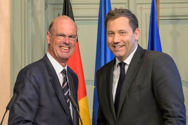 News Bilder des Tages v.l. Eric Lombard, Lars Klingbeil, GER, Genshagen, Begruessung und Pressekonferenz BM Lars Klingbeil und sein Amtskollege aus Frankreich Eric Lombard, bei der deutschfranzoesischen Klausur der Finanzminister, im Schloss Genshagen, einem Ortsteil von Ludwigsfelde im brandenburgischen Landkreis Teltow-Flaeming, 16.07.2025, *** f l Eric Lombard, Lars Klingbeil, GER, Genshagen, Welcome and press conference BM Lars Klingbeil and his counterpart from France Eric Lombard, at the German-French meeting of finance ministers, in Genshagen Castle, a district of Ludwigsfelde in the Brandenburg district of Teltow Flaeming, 16 07 2025, Copyright: HMBxMedia UwexKoch