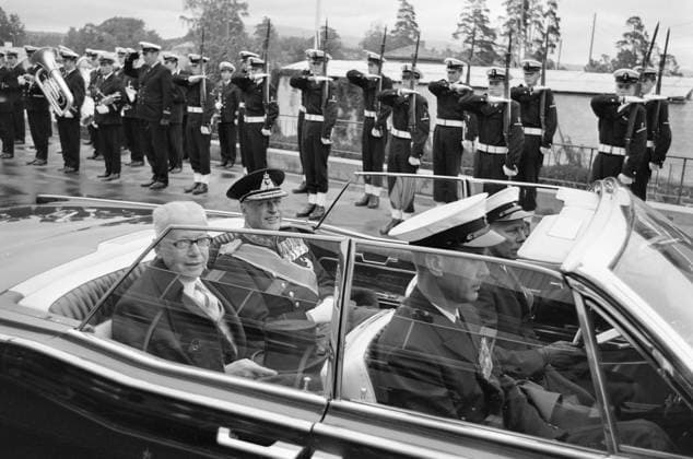 Aktuell 38-1-1970 : Populaert besok. bilde 0001 Aktuell 38-1-1970 : Populaert besok. Den vest-tyske presidenten, Gustav Heinemann, og hans hustru har vaert pa Norgesbesok - naermere bestemt i Oslo og Bergen. Paret ble tatt imot av kong Olav, som kjorte i apen bil sammen med presidenten. Fru Heinemann hadde fatt et spesialprogram. Hun var en dag páº£ Hovikodden, og et besok ble det ogsa ved Sunnaas sykehus pa Nesodden like ved hovedstaden, der hun traff leger og pasienter. Foto: Aage Storlokken Aktuell NTB ***Foto er ikke bildebehandlet*** *Tekst er auto oversatt* Oslo Norge EDITORIAL USE ONLY Ref:ABLMPuIuMOs.jpg *** Aktuell 38 1 1970 Popular visit photo 0001 Aktuell 38 1 1970 Popular visit The West German president, Gusta 