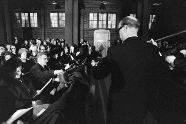 Aktuell 1-3-1970 : Arbeider-opproret. bilde 0162 Aktuell 1-3-1970 : Arbeider-opproret. Streiken i LKAB s gruver i Sveriges Lappland, som har omfattet nesten 5000 gruvearbeidere siden 10. desember, gjelder mer enn penger. Det er en streik mot teknokratiets hensynslose utnyttelse av menneskene, og en streik for trivsel og menneskeverd. Men ogsa julaften 1969, mens LKAB tapte 7 millioner pr. dag pa streiken, hilste selskapet sine undersatter med God Jul fra vinduene pa bolagets store kontorbygning. Sondag var det messe i Kuruna kirke med stort oppmote for det ble holdt kollekt til de streikende. Foto: Per Ervik Aktuell NTB ***Foto er ikke bildebehandlet*** *Tekst er auto oversatt* Sverige EDITORIAL USE ONLY Ref:2ZWKhkE1Uxw.jp 