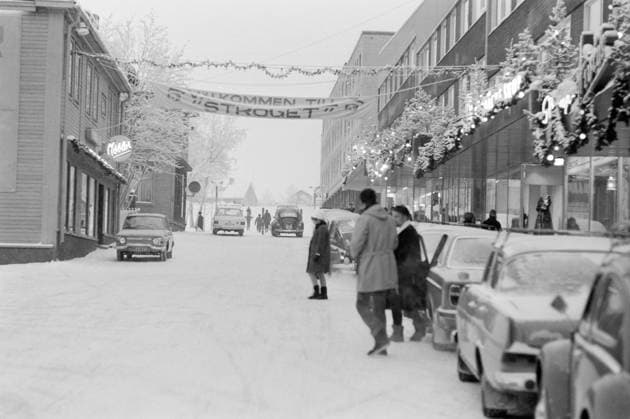 Aktuell 1-3-1970 : Arbeider-opproret. bilde 0307 Aktuell 1-3-1970 : Arbeider-opproret. Streiken i LKAB s gruver i Sveriges Lappland, som har omfattet nesten 5000 gruvearbeidere siden 10. desember, gjelder mer enn penger. Det er en streik mot teknokratiets hensynslose utnyttelse av menneskene, og en streik for trivsel og menneskeverd. Men ogsa julaften 1969, mens LKAB tapte 7 millioner pr. dag pa streiken, hilste selskapet sine undersatter med God Jul fra vinduene pa bolagets store kontorbygning. Foto: Per Ervik Aktuell NTB ***Foto er ikke bildebehandlet*** *Tekst er auto oversatt* Sverige EDITORIAL USE ONLY Ref:7tCvPkYyDYs.jpg *** Current 1 3 1970 Workers in revolt photo 0307 Current 1 3 1970 Workers in revolt The strike at 