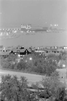 Aktuell 1-3-1970 : Arbeider-opproret. bilde 0282 Aktuell 1-3-1970 : Arbeider-opproret. Streiken i LKAB s gruver i Sveriges Lappland, som har omfattet nesten 5000 gruvearbeidere siden 10. desember, gjelder mer enn penger. Det er en streik mot teknokratiets hensynslose utnyttelse av menneskene, og en streik for trivsel og menneskeverd. Men ogsa julaften 1969, mens LKAB tapte 7 millioner pr. dag pa streiken, hilste selskapet sine undersatter med God Jul fra vinduene pa bolagets store kontorbygning. Foto: Per Ervik Aktuell NTB ***Foto er ikke bildebehandlet*** *Tekst er auto oversatt* Sverige EDITORIAL USE ONLY Ref:BioIrcVgAVg.jpg *** Current 1 3 1970 Workers in revolt image 0282 Current 1 3 1970 Workers in revolt The strike at 