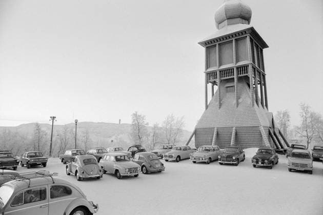 Aktuell 1-3-1970 : Arbeider-opproret. bilde 0057 Aktuell 1-3-1970 : Arbeider-opproret. Streiken i LKAB s gruver i Sveriges Lappland, som har omfattet nesten 5000 gruvearbeidere siden 10. desember, gjelder mer enn penger. Det er en streik mot teknokratiets hensynslose utnyttelse av menneskene, og en streik for trivsel og menneskeverd. Men ogsa julaften 1969, mens LKAB tapte 7 millioner pr. dag pa streiken, hilste selskapet sine undersatter med God Jul fra vinduene pa bolagets store kontorbygning. Foto: Per Ervik Aktuell NTB ***Foto er ikke bildebehandlet*** *Tekst er auto oversatt* Sverige EDITORIAL USE ONLY Ref:CnsACk78KWI.jpg *** Current 1 3 1970 Workers in revolt image 0057 Current 1 3 1970 Workers in revolt The strike at 