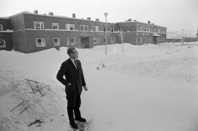 Aktuell 1-3-1970 : Arbeider-opproret. bilde 0255 Aktuell 1-3-1970 : Arbeider-opproret. Streiken i LKAB s gruver i Sveriges Lappland, som har omfattet nesten 5000 gruvearbeidere siden 10. desember, gjelder mer enn penger. Det er en streik mot teknokratiets hensynslose utnyttelse av menneskene, og en streik for trivsel og menneskeverd. Men ogsa julaften 1969, mens LKAB tapte 7 millioner pr. dag pa streiken, hilste selskapet sine undersatter med God Jul fra vinduene pa bolagets store kontorbygning. Gruvearbeider Bernt Larsen, Kiruna, fotografert foran blokkleiligheten som han leier av LKAB. For 3 rom og kjokken betaler han 616 kroner i maneden. Foto: Per Ervik Aktuell NTB ***Foto er ikke bildebehandlet*** *Tekst er auto oversa 