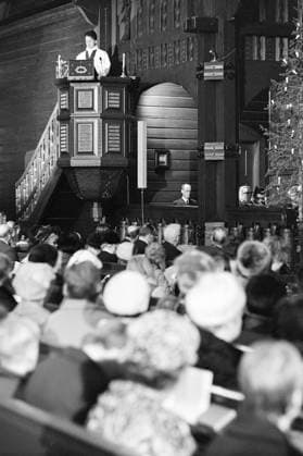 Aktuell 1-3-1970 : Arbeider-opproret. bilde 0131 Aktuell 1-3-1970 : Arbeider-opproret. Streiken i LKAB s gruver i Sveriges Lappland, som har omfattet nesten 5000 gruvearbeidere siden 10. desember, gjelder mer enn penger. Det er en streik mot teknokratiets hensynslose utnyttelse av menneskene, og en streik for trivsel og menneskeverd. Men ogsa julaften 1969, mens LKAB tapte 7 millioner pr. dag pa streiken, hilste selskapet sine undersatter med God Jul fra vinduene pa bolagets store kontorbygning. Sondag var det messe i Kuruna kirke med stort oppmote for det ble holdt kollekt til de streikende. Foto: Per Ervik Aktuell NTB ***Foto er ikke bildebehandlet*** *Tekst er auto oversatt* Sverige EDITORIAL USE ONLY Ref:dbMd5rwWHBg.jp 