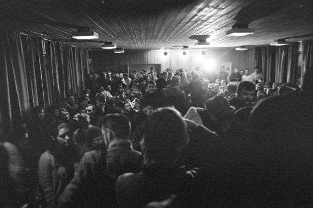 Aktuell 1-3-1970 : Arbeider-opproret. bilde 0192 Aktuell 1-3-1970 : Arbeider-opproret. Streiken i LKAB s gruver i Sveriges Lappland, som har omfattet nesten 5000 gruvearbeidere siden 10. desember, gjelder mer enn penger. Det er en streik mot teknokratiets hensynslose utnyttelse av menneskene, og en streik for trivsel og menneskeverd. Men ogsa julaften 1969, mens LKAB tapte 7 millioner pr. dag pa streiken, hilste selskapet sine undersatter med God Jul fra vinduene pa bolagets store kontorbygning. Streikende gruvearbeidere med fruer Svappavaara fyller det vesle forsamlingslokalet for a svare et rungende nei til det forslaget Gruvarbetarforbundets formann, Bernt Nilsson, bringer med fra Stockholm. Foto: Per Ervik Aktuell NTB ** 