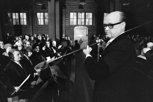 Aktuell 1-3-1970 : Arbeider-opproret. bilde 0139 Aktuell 1-3-1970 : Arbeider-opproret. Streiken i LKAB s gruver i Sveriges Lappland, som har omfattet nesten 5000 gruvearbeidere siden 10. desember, gjelder mer enn penger. Det er en streik mot teknokratiets hensynslose utnyttelse av menneskene, og en streik for trivsel og menneskeverd. Men ogsa julaften 1969, mens LKAB tapte 7 millioner pr. dag pa streiken, hilste selskapet sine undersatter med God Jul fra vinduene pa bolagets store kontorbygning. Sondag var det messe i Kuruna kirke med stort oppmote for det ble holdt kollekt til de streikende. Foto: Per Ervik Aktuell NTB ***Foto er ikke bildebehandlet*** *Tekst er auto oversatt* Sverige EDITORIAL USE ONLY Ref:GxDXUGtiUQM.jp 