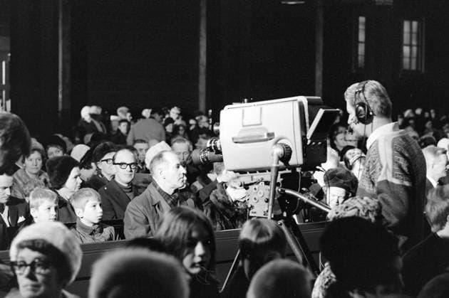 Aktuell 1-3-1970 : Arbeider-opproret. bilde 0099 Aktuell 1-3-1970 : Arbeider-opproret. Streiken i LKAB s gruver i Sveriges Lappland, som har omfattet nesten 5000 gruvearbeidere siden 10. desember, gjelder mer enn penger. Det er en streik mot teknokratiets hensynslose utnyttelse av menneskene, og en streik for trivsel og menneskeverd. Men ogsa julaften 1969, mens LKAB tapte 7 millioner pr. dag pa streiken, hilste selskapet sine undersatter med God Jul fra vinduene pa bolagets store kontorbygning. Foto: Per Ervik Aktuell NTB ***Foto er ikke bildebehandlet*** *Tekst er auto oversatt* Sverige EDITORIAL USE ONLY Ref:h_JbMrlJ94w.jpg *** Current 1 3 1970 Workers in revolt image 0099 Current 1 3 1970 Workers in revolt The strike at 