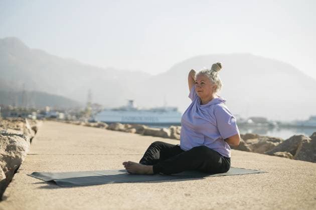 Ältere Frau mit Dreadlocks, die Yoga Übungen am Meer macht, kopiert Raum Wellness Wohlbefinden und aktives älteres Alter Konzept Mature woman with dreadlocks working out doing yoga exercises on sea beach copy space - wellness well-being and active elderly age concept Copyright: imageBROKER TatianaxChekryzhova ibxiqx14063411.jpg ,model released, Symbolfoto ,property released