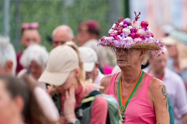 News Bilder des Tages 2025-07-16 Day 2 Four Days Marches Nijmegen NIJMEGEN, NETHERLANDS - JULY 16: Day 1 of the Four Day Marches Day Marches (Vierdaagse 4daagse), the world s biggest multi-day walking event with about 47.000 participants. Day 2 is also known as Pink Wednesday. Photo depicts a walker wearing a hat with christmas decoration. On July 16, 2025 in Nijmegen, Netherlands. Nijmegen Netherlands Content not available for redistribution in The Netherlands directly or indirectly through any third parties. Copyright: xJohnxBeckmannx