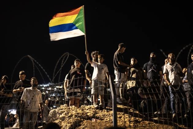 News Bilder des Tages Druze rally in Golan Heights shows solidarity with Suwayda GOLAN HEIGHTS, ISRAEL - JULY 16: Members of the Druze community gather near the barbed wire fence along the Golan Heights, close to the town of Majdal Shams, to stage a demonstration in solidarity with Druze residents in southern Syria s Suwayda, on July 16, 2025. Israeli forces took security measures in the area to prevent attempts to cross the border. Mostafa Alkharouf Anadolu Golan Heights Israel. Editorial use only. Please get in touch for any other usage.  Copyright: x2025xAnadoluxMostafaxAlkharoufx