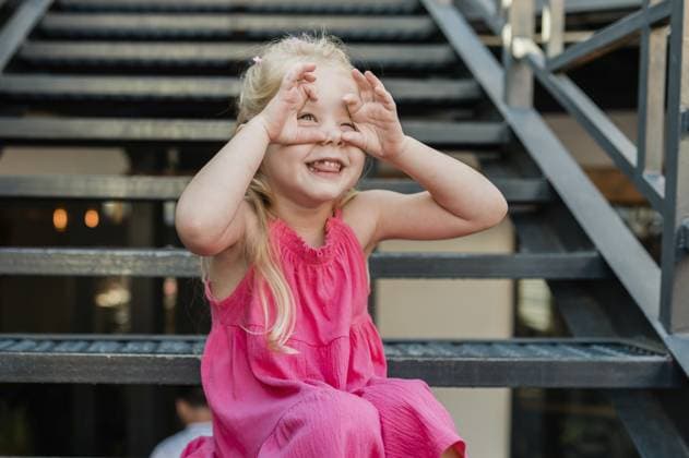 Creative Highlight Symbolbilder Lustiges Baby mit Cochlea Implantat geht ins Freie. Hörgerät und Medizin innovatives Technologiekonzept. Diversität und Inklusion und Menschen mit Behinderung Konzept Lustiges Baby mit Cochlea-Implantat geht im Freien. Hörgerät und Medizin innovatives Technologiekonzept. Diversität und Inklusion und Menschen mit Behinderung Konzept Copyright: imageBROKER TatianaxChekryzhova ibxiqx14064460.jpg ,model released, Symbolfoto ,property released