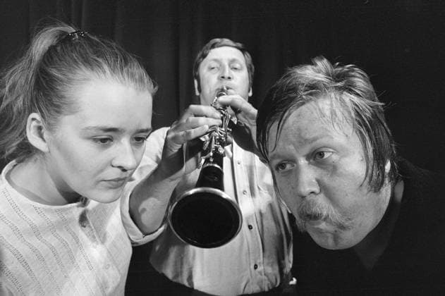 Aktuell 36-4-1970 : Tre med to i. bilde 0005 Aktuell 36-4-1970 : Tre med to i. Chat Noir er snart startklar med sin hostrevy, og den har minimal besetning. Tre personer Kirsti Sparboe, Rolv Wesenlund ig Harald Heide Steen jr. skal baere det hele. Foto: Per Ervik Aktuell NTB Foto er ikke bildebehandlet*** *Tekst er auto oversatt* Oslo Norge EDITORIAL USE ONLY Ref:lpH793-DiVk.jpg *** Aktuell 36 4 1970 Tre med to i bilde 0005 Aktuell 36 4 1970 Tre med to i Chat Noir will soon be ready to start its coughing revue and it has a minimal cast Three people Kirsti Sparboe, Rolv Wesenlund and Harald Heide Steen jr will host the whole thing Photo Per Ervik Aktuell NTB Photo is not processed Text is auto translated Oslo Norway EDITORIAL USE O 