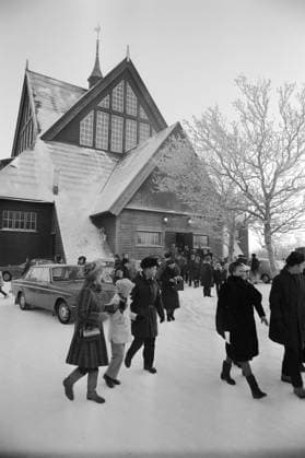 Aktuell 1-3-1970 : Arbeider-opproret. bilde 0015 Aktuell 1-3-1970 : Arbeider-opproret. Streiken i LKAB s gruver i Sveriges Lappland, som har omfattet nesten 5000 gruvearbeidere siden 10. desember, gjelder mer enn penger. Det er en streik mot teknokratiets hensynslose utnyttelse av menneskene, og en streik for trivsel og menneskeverd. Men ogsa julaften 1969, mens LKAB tapte 7 millioner pr. dag pa streiken, hilste selskapet sine undersatter med God Jul fra vinduene pa bolagets store kontorbygning. Foto: Per Ervik Aktuell NTB ***Foto er ikke bildebehandlet*** *Tekst er auto oversatt* Sverige EDITORIAL USE ONLY Ref:LxWYo6s7TRo.jpg *** Current 1 3 1970 Workers in revolt image 0015 Current 1 3 1970 Workers in revolt The strike at 