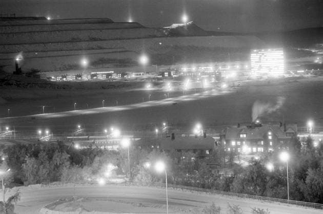 Aktuell 1-3-1970 : Arbeider-opproret. bilde 0233 Aktuell 1-3-1970 : Arbeider-opproret. Streiken i LKAB s gruver i Sveriges Lappland, som har omfattet nesten 5000 gruvearbeidere siden 10. desember, gjelder mer enn penger. Det er en streik mot teknokratiets hensynslose utnyttelse av menneskene, og en streik for trivsel og menneskeverd. Men ogsa julaften 1969, mens LKAB tapte 7 millioner pr. dag pa streiken, hilste selskapet sine undersatter med God Jul fra vinduene pa bolagets store kontorbygning. Foto: Per Ervik Aktuell NTB ***Foto er ikke bildebehandlet*** *Tekst er auto oversatt* Sverige EDITORIAL USE ONLY Ref:n8KNzV0-pDI.jpg *** Current 1 3 1970 Workers in revolt image 0233 Current 1 3 1970 Workers in revolt The strike at 