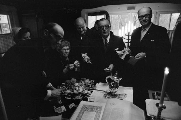 Aktuell 1-3-1970 : Arbeider-opproret. bilde 0040 Aktuell 1-3-1970 : Arbeider-opproret. Streiken i LKAB s gruver i Sveriges Lappland, som har omfattet nesten 5000 gruvearbeidere siden 10. desember, gjelder mer enn penger. Det er en streik mot teknokratiets hensynslose utnyttelse av menneskene, og en streik for trivsel og menneskeverd. Men ogsa julaften 1969, mens LKAB tapte 7 millioner pr. dag pa streiken, hilste selskapet sine undersatter med God Jul fra vinduene pa bolagets store kontorbygning. Sondag 21. desember var det 1000 mennesker pa hoymesse i Kiruna kirke, Til vanlig er det 100 i kirken en messesondag. Arsaken til det store frammotet var at alle Norrbottens kirker tok opp kollekt til de streikende arbeidere denne so 