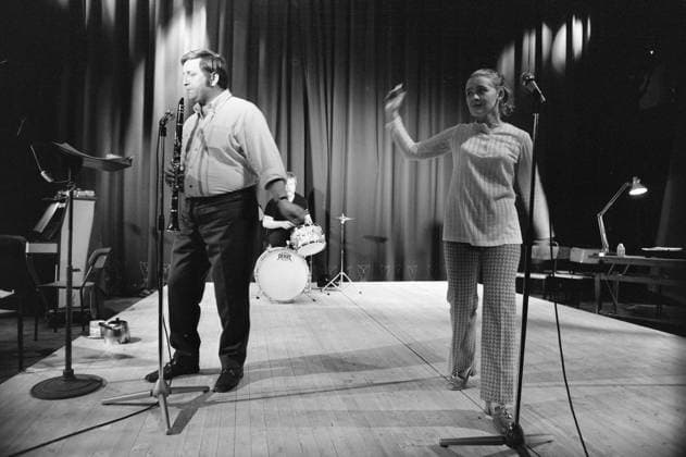 Aktuell 36-4-1970 : Tre med to i. bilde 0031 Aktuell 36-4-1970 : Tre med to i. Chat Noir er snart startklar med sin hostrevy, og den har minimal besetning. Tre personer Kirsti Sparboe, Rolv Wesenlund ig Harald Heide Steen jr. skal baere det hele. Foto: Per Ervik Aktuell NTB Foto er ikke bildebehandlet*** *Tekst er auto oversatt* Oslo Norge EDITORIAL USE ONLY Ref:ok2abyRz4Pg.jpg *** Aktuell 36 4 1970 Tre med to i bilde 0031 Aktuell 36 4 1970 Tre med to i Chat Noir will soon be ready to start its coughing revue and it has a minimal cast Three people Kirsti Sparboe, Rolv Wesenlund and Harald Heide Steen jr will host the whole thing Photo Per Ervik Aktuell NTB Photo is not processed Text is auto translated Oslo Norway EDITORIAL USE O 