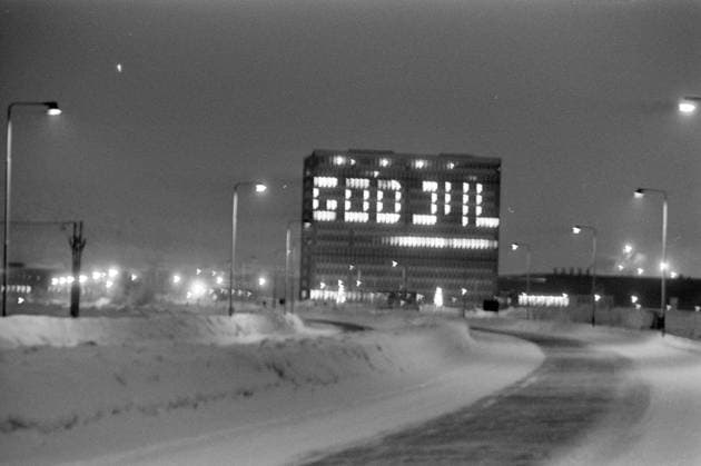 Aktuell 1-3-1970 : Arbeider-opproret. bilde 0286 Aktuell 1-3-1970 : Arbeider-opproret. Streiken i LKAB s gruver i Sveriges Lappland, som har omfattet nesten 5000 gruvearbeidere siden 10. desember, gjelder mer enn penger. Det er en streik mot teknokratiets hensynslose utnyttelse av menneskene, og en streik for trivsel og menneskeverd. Men ogsa julaften 1969, mens LKAB tapte 7 millioner pr. dag pa streiken, hilste selskapet sine undersatter med God Jul fra vinduene pa bolagets store kontorbygning. Foto: Per Ervik Aktuell NTB ***Foto er ikke bildebehandlet*** *Tekst er auto oversatt* Sverige EDITORIAL USE ONLY Ref:OLQwEiukPjg.jpg *** Current 1 3 1970 Workers in revolt image 0286 Current 1 3 1970 Workers in revolt The strike at 