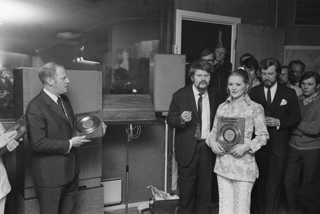 Aktuell 16 - 1 - 1970: Beste i Norden bilde 0020 Aktuell 16 - 1 - 1970: Beste i Norden. Gjogleren, bergenseren og plateartisten Arne Bendiksen har slatt pa stortromma. Han har skaffet seg et lydstudio som er rent ut imponerende bare i tall og facts: 24 Inngangskanaler, 8 utgangskanaler, 4 ekko-kanaler, og mye, mye mer som bor fa ekspertisen til a stusse. Hans nye lydstudio er det mest moderne i Norden, og ved hjelp av det skal han lage mangt og mye pa dagens pop-himmel. Kirsti Sparboe med gullplate. Foto: Ivar Aaserud Aktuell NTB ***Foto er ikke bildebehandlet*** *Tekst er auto oversatt* Norge EDITORIAL USE ONLY Ref:p64VRC1jfsI.jpg *** Aktuell 16 1 1970 Beste i Norden bilde 0020 Aktuell 16 1 1970 Beste i Norden Guitarist, Ber 