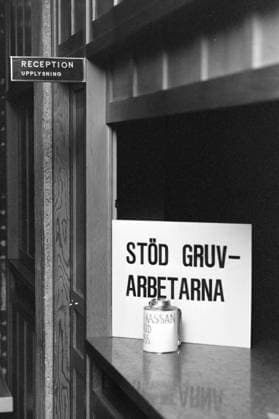Aktuell 1-3-1970 : Arbeider-opproret. bilde 0095 Aktuell 1-3-1970 : Arbeider-opproret. Streiken i LKAB s gruver i Sveriges Lappland, som har omfattet nesten 5000 gruvearbeidere siden 10. desember, gjelder mer enn penger. Det er en streik mot teknokratiets hensynslose utnyttelse av menneskene, og en streik for trivsel og menneskeverd. Men ogsa julaften 1969, mens LKAB tapte 7 millioner pr. dag pa streiken, hilste selskapet sine undersatter med God Jul fra vinduene pa bolagets store kontorbygning. Gruvestreiken er tariffstridig, og folgelig far ikke de streikende stotte fra Gruvarbetarforbundets Kasse, Mlliioner er samlet inn. Foto: Per Ervik Aktuell NTB ***Foto er ikke bildebehandlet*** *Tekst er auto oversatt* Sverige ED 