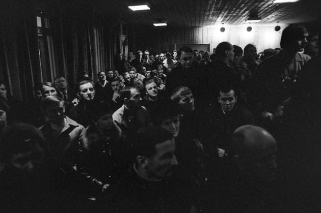 Aktuell 1-3-1970 : Arbeider-opproret. bilde 0213 Aktuell 1-3-1970 : Arbeider-opproret. Streiken i LKAB s gruver i Sveriges Lappland, som har omfattet nesten 5000 gruvearbeidere siden 10. desember, gjelder mer enn penger. Det er en streik mot teknokratiets hensynslose utnyttelse av menneskene, og en streik for trivsel og menneskeverd. Men ogsa julaften 1969, mens LKAB tapte 7 millioner pr. dag pa streiken, hilste selskapet sine undersatter med God Jul fra vinduene pa bolagets store kontorbygning. Streikende gruvearbeidere med fruer Svappavaara fyller det vesle forsamlingslokalet for a svare et rungende nei til det forslaget Gruvarbetarforbundets formann, Bernt Nilsson, bringer med fra Stockholm. Foto: Per Ervik Aktuell NTB ** 