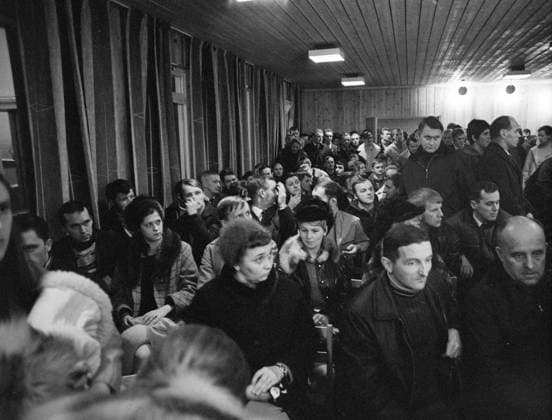 Aktuell 1-3-1970 : Arbeider-opproret. bilde 0180 Aktuell 1-3-1970 : Arbeider-opproret. Streiken i LKAB s gruver i Sveriges Lappland, som har omfattet nesten 5000 gruvearbeidere siden 10. desember, gjelder mer enn penger. Det er en streik mot teknokratiets hensynslose utnyttelse av menneskene, og en streik for trivsel og menneskeverd. Men ogsa julaften 1969, mens LKAB tapte 7 millioner pr. dag pa streiken, hilste selskapet sine undersatter med God Jul fra vinduene pa bolagets store kontorbygning. Streikende gruvearbeidere med fruer Svappavaara fyller det vesle forsamlingslokalet for Ã svare et rungende nei til det forslaget Gruvarbetarförbundets formann, Bernt Nilsson,bringer med fra Stockholm. Foto: Per Ervik Aktuell NTB * 