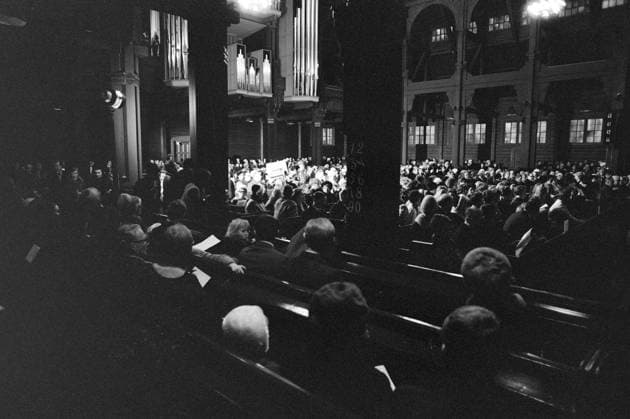 Aktuell 1-3-1970 : Arbeider-opproret. bilde 0102 Aktuell 1-3-1970 : Arbeider-opproret. Streiken i LKAB s gruver i Sveriges Lappland, som har omfattet nesten 5000 gruvearbeidere siden 10. desember, gjelder mer enn penger. Det er en streik mot teknokratiets hensynslose utnyttelse av menneskene, og en streik for trivsel og menneskeverd. Men ogsa julaften 1969, mens LKAB tapte 7 millioner pr. dag pa streiken, hilste selskapet sine undersatter med God Jul fra vinduene pa bolagets store kontorbygning. Sondag var det messe i Kuruna kirke med stort oppmote for det ble holdt kollekt til de streikende. Foto: Per Ervik Aktuell NTB ***Foto er ikke bildebehandlet*** *Tekst er auto oversatt* Sverige EDITORIAL USE ONLY Ref:RYBEzKjxbCk.jp 
