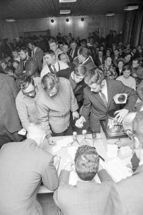Aktuell 1-3-1970 : Arbeider-opproret. bilde 0205 Aktuell 1-3-1970 : Arbeider-opproret. Streiken i LKAB s gruver i Sveriges Lappland, som har omfattet nesten 5000 gruvearbeidere siden 10. desember, gjelder mer enn penger. Det er en streik mot teknokratiets hensynslose utnyttelse av menneskene, og en streik for trivsel og menneskeverd. Men ogsa julaften 1969, mens LKAB tapte 7 millioner pr. dag pa streiken, hilste selskapet sine undersatter med God Jul fra vinduene pa bolagets store kontorbygning. Streikende gruvearbeidere med fruer Svappavaara fyller det vesle forsamlingslokalet for a svare et rungende nei til det forslaget Gruvarbetarforbundets formann, Bernt Nilsson, bringer med fra Stockholm. Stemmesedler telles i Svap- pavaar 
