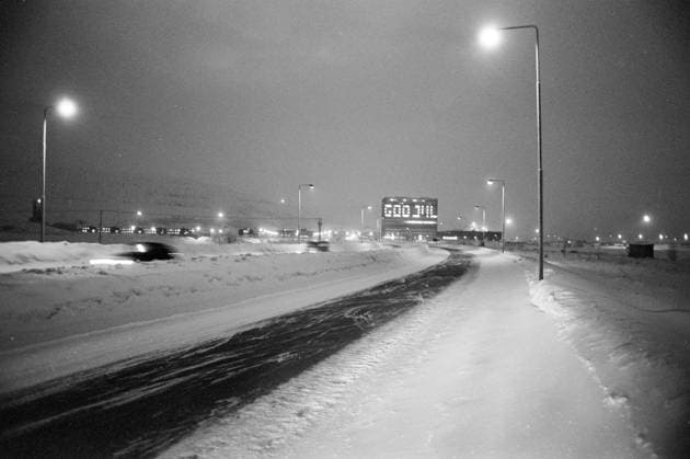 Aktuell 1-3-1970 : Arbeider-opproret. bilde 0303 Aktuell 1-3-1970 : Arbeider-opproret. Streiken i LKAB s gruver i Sveriges Lappland, som har omfattet nesten 5000 gruvearbeidere siden 10. desember, gjelder mer enn penger. Det er en streik mot teknokratiets hensynslose utnyttelse av menneskene, og en streik for trivsel og menneskeverd. Men ogsa julaften 1969, mens LKAB tapte 7 millioner pr. dag pa streiken, hilste selskapet sine undersatter med God Jul fra vinduene pa bolagets store kontorbygning. Foto: Per Ervik Aktuell NTB ***Foto er ikke bildebehandlet*** *Tekst er auto oversatt* Sverige EDITORIAL USE ONLY Ref:UrLBtN8FXt4.jpg *** Current 1 3 1970 Workers in revolt photo 0303 Current 1 3 1970 Workers in revolt The strike at 